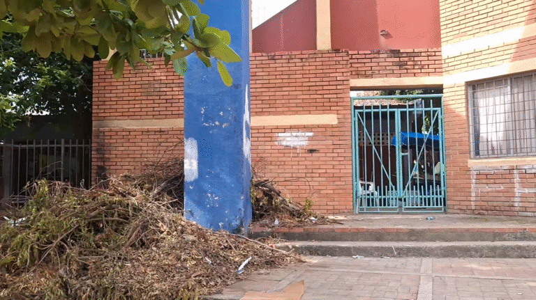basurero junto a colegio Foco Rojo sin recoger en Cartagena
