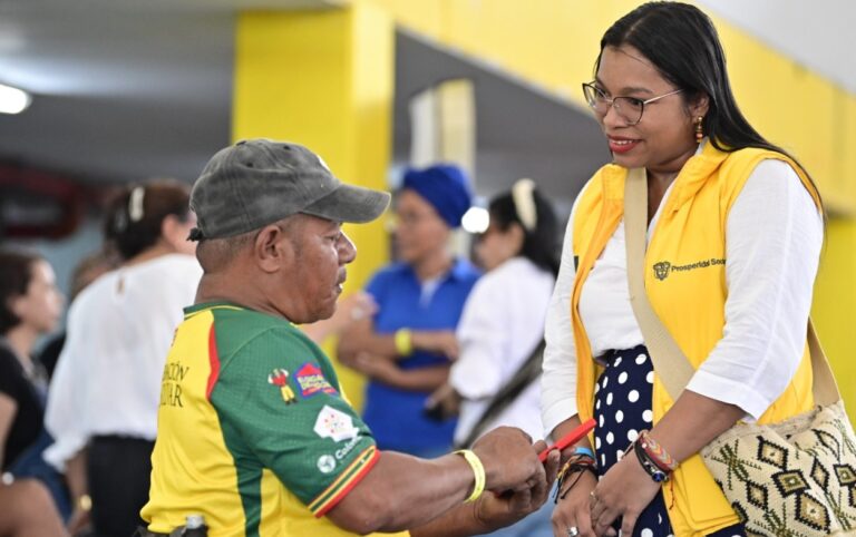 Adultos mayores en Bolívar durante jornada de inscripción de Prosperidad Social.