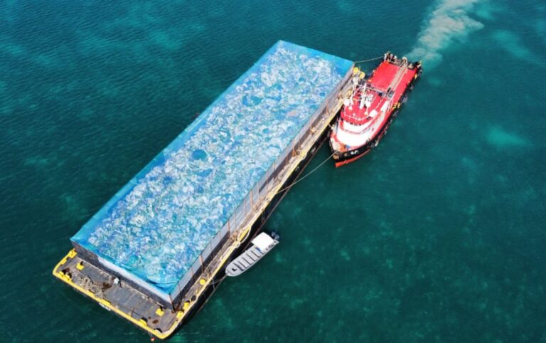 Arribó a Cartagena la primera barcaza con escombros desde Providencia.