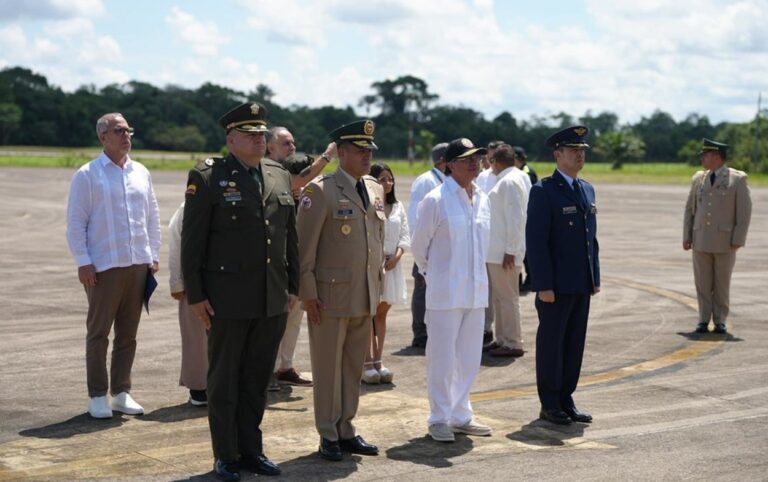 Autoridades colombianas sobre la Isla de Santa Rosa en el río Amazonas..