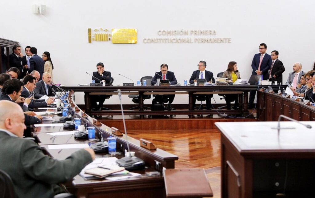 Comisión Primera del Senado donde se discute el referendo por las regiones y su impacto en los recursos locales.