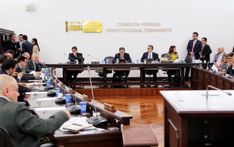 Comisión Primera del Senado donde se discute el referendo por las regiones y su impacto en los recursos locales.