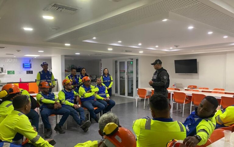 El Gaula visita empresas para prevenir la extorsión en Cartagena.