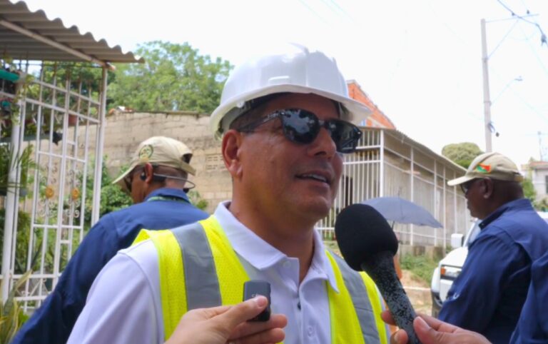 El alcalde Dumek Turbay durante rueda de prensa donde critica la acción de tutela contra proyectos educativos.
