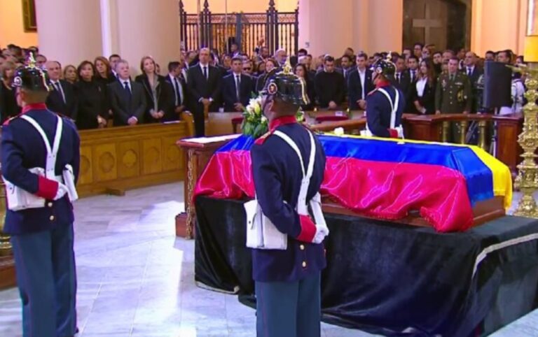 Familia de Miguel Uribe pide investigar crimen como lesa humanidad.