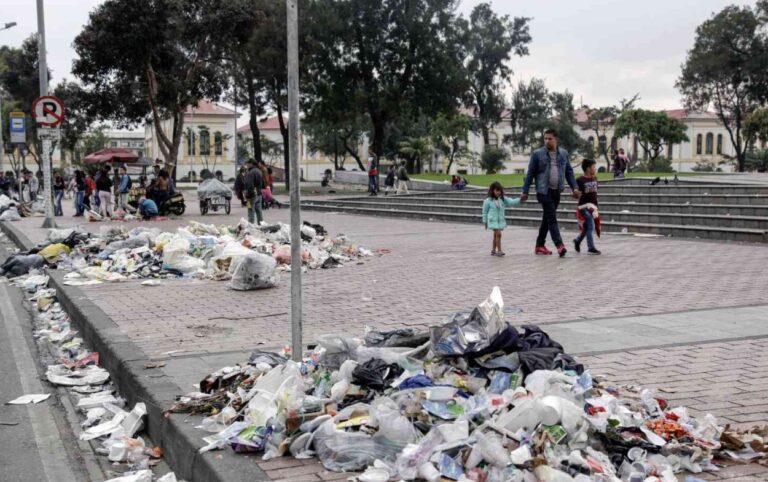 Fotografía de residuos sólidos en Bogotá que recuerdan la crisis de basura en el 2012.