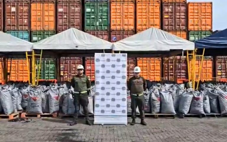 Incautan 743 kilos de cocaína mezclada en carbón en Cartagena.