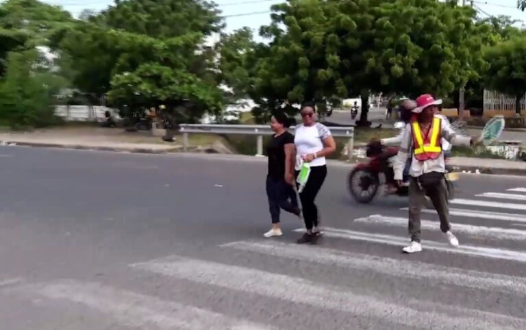 Peatones cruzando el corredor de carga en Cartagena durante El Día Mundial del Peatón.