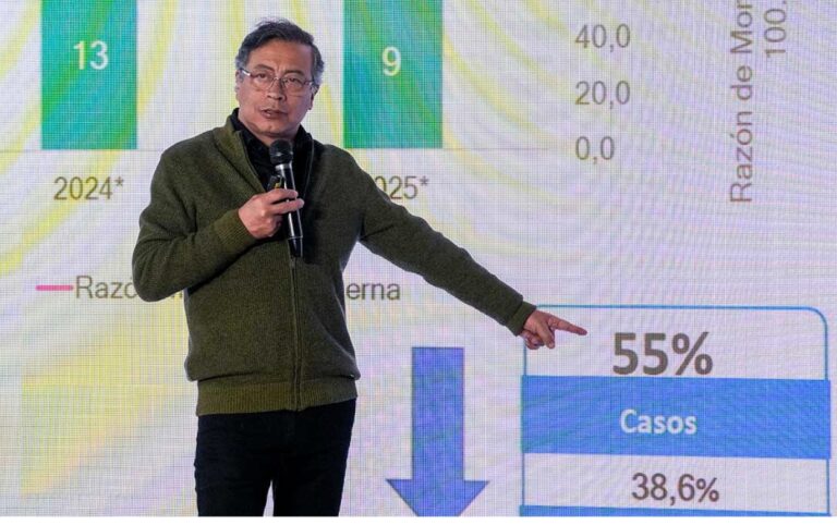 Presidente Petro presenta informe sobre mortalidad materna en Colombia 2025.