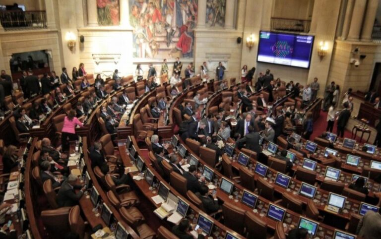 Senadores evalúan gestión de Petro en balance a tres años de gobierno.