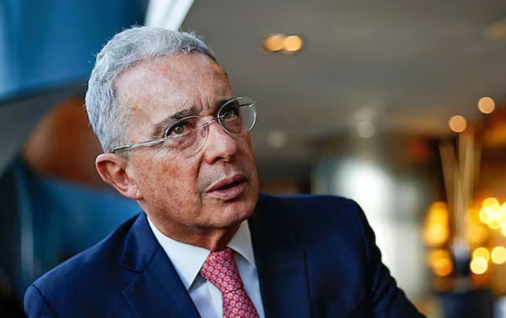Tribunal ordena libertad a Uribe tras fallo del Tribunal Superior de Bogotá.