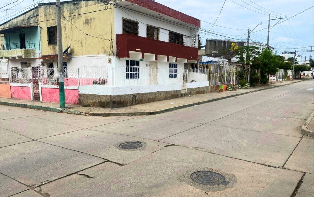 Vista del cruce de la muerte en La Esperanza sin señalización en Cartagena.