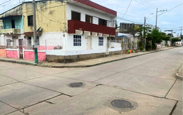 Vista del cruce de la muerte en La Esperanza sin señalización en Cartagena.