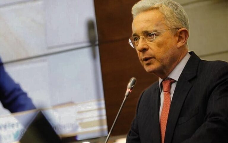 Álvaro Uribe sería el número 25 en la lista cerrada del CD..