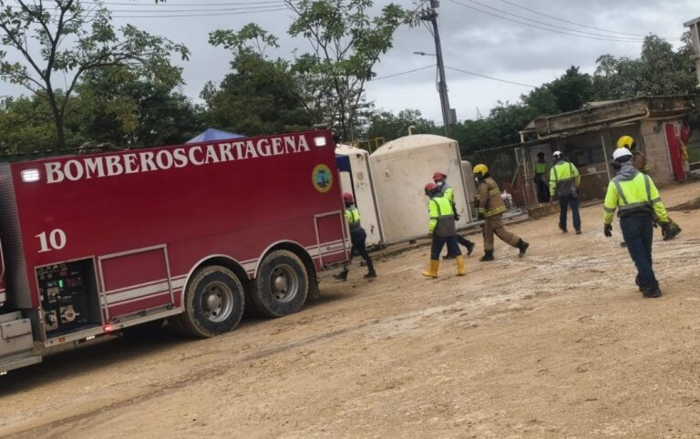 Bomberos controlan emergencia en planta de la Zona Franca de Mamonal.