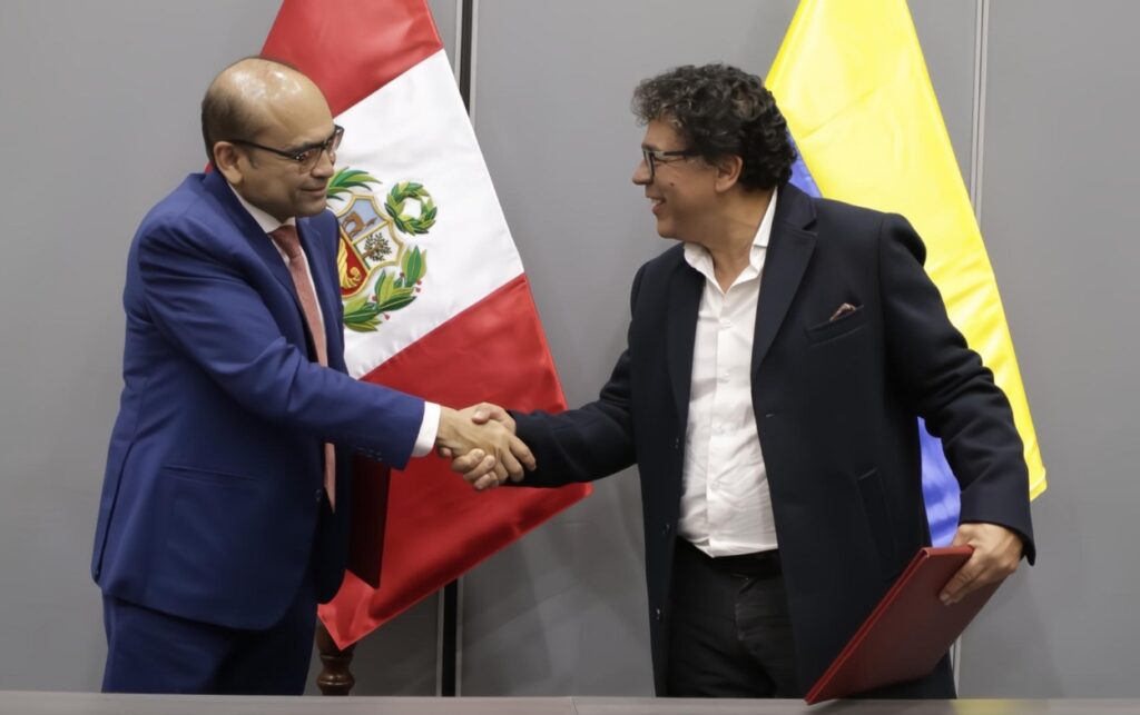 Colombia y Perú acuerdan plan en la COMPERIF para la navegabilidad del Amazonas.