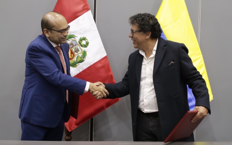 Colombia y Perú acuerdan plan en la COMPERIF para la navegabilidad del Amazonas.