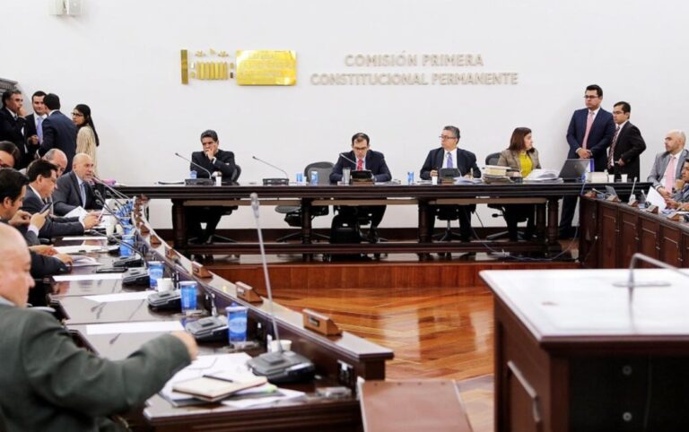 El Congreso frenó el Referendo por las Regiones El Congreso frenó el Referendo por las Regiones en la Comisión Primera del Senado..