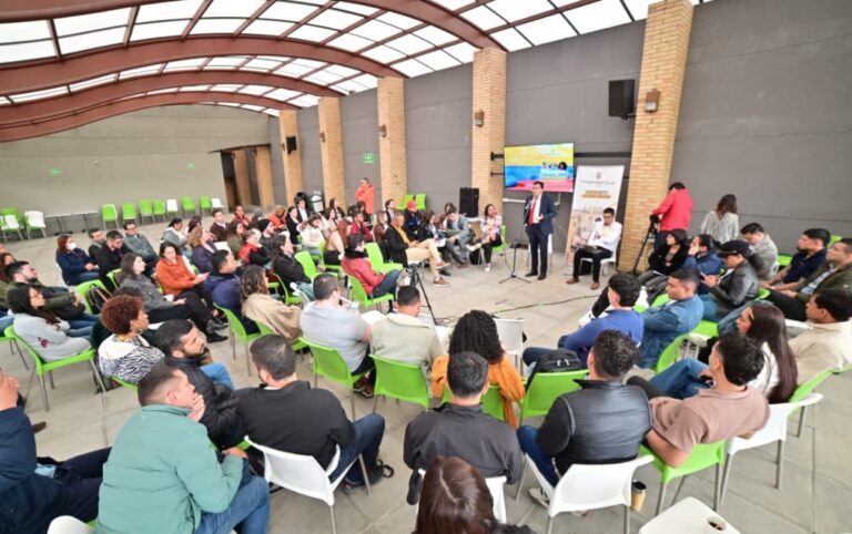 Estudiantes universitarios participan en mesas sobre Renta Joven no se acaba.