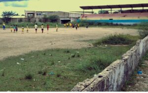 Niños de la escuela de fútbol del Pozón entrenando en cancha de tierra..