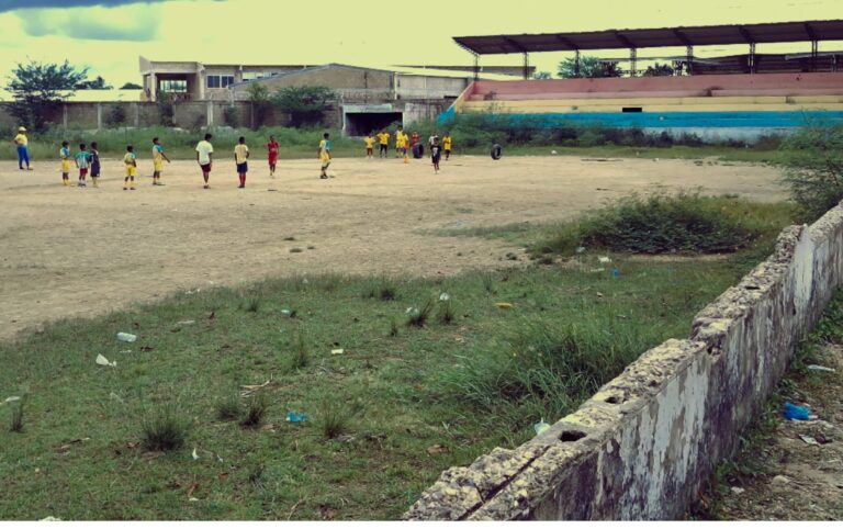 Niños de la escuela de fútbol del Pozón entrenando en cancha de tierra..