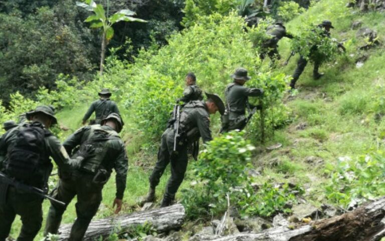Reacciones políticas tras la descertificación de Colombia en la lucha antidrogas.