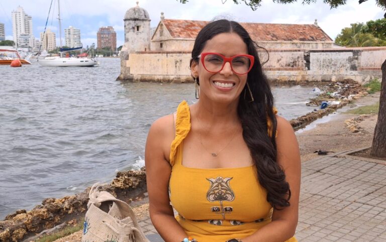 Activista Mónica Rolón dialoga con conductores sobre el respeto vial.