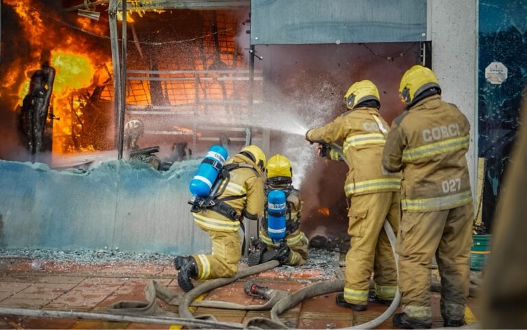 Bomberos controlan incendio en local comercial de Bazurto, Cartagena.