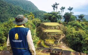 Carlos Carrillo observa las terrazas de Ciudad Perdida, símbolo del patrimonio en riesgo que será protegido con 4 mil millones.