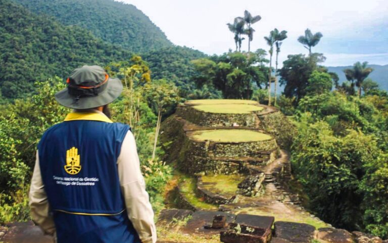 Carlos Carrillo observa las terrazas de Ciudad Perdida, símbolo del patrimonio en riesgo que será protegido con 4 mil millones.