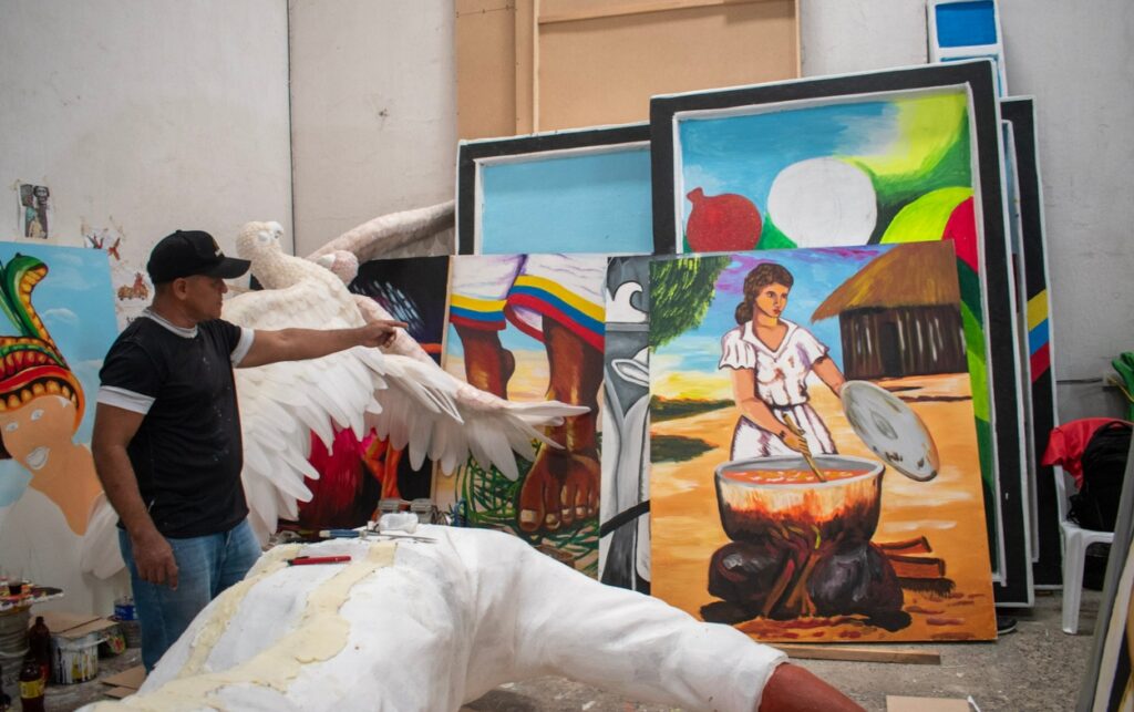 El arte se toma las fiestas: manos que esculpen la libertad El arte se toma las fiestas con el maestro Carlos González dando forma a la carroza Herencia Caribe en las bodegas del IPCC.