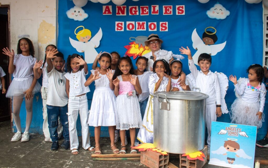 Niños vestidos de ángeles celebran Ángeles Somos en Cartagena.