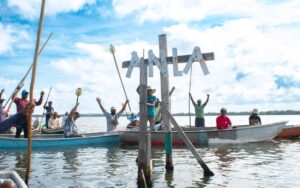 Pescadores de La Boquilla muestran la crisis ambiental en la Ciénaga de la Virgen.