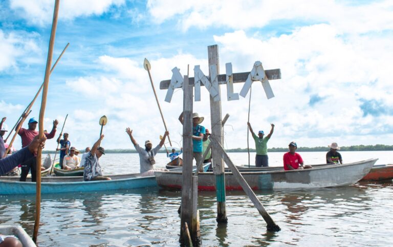 Pescadores de La Boquilla muestran la crisis ambiental en la Ciénaga de la Virgen.