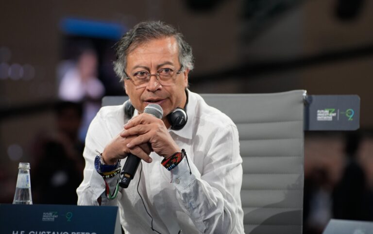 Presidente Gustavo Petro durante su llegada a Riad, Arabia Saudita.