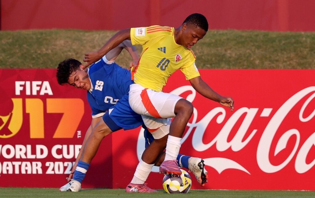 Selección Colombia Sub 17 empata y complica su avance Acción defensiva intensa entre Colombia y El Salvador durante el duelo del Grupo G en el Mundial Sub-17.