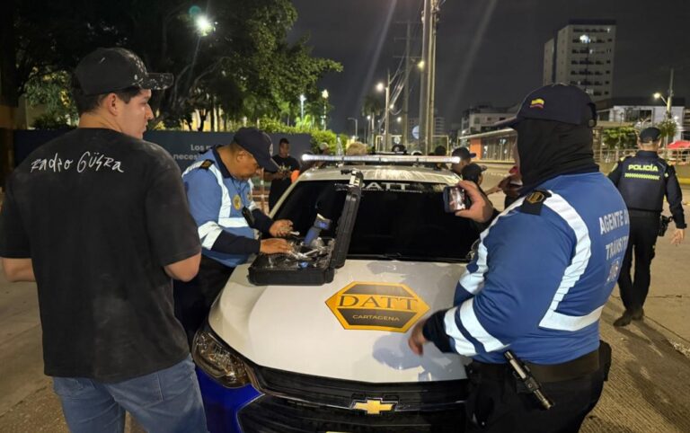 Agentes de tránsito del DATT revisan documentos y aplican pruebas en operativo nocturno en Cartagena durante las celebraciones festivas.