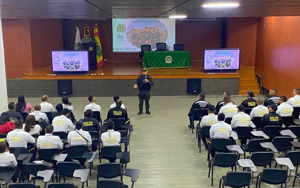 Agentes del GAULA capacitan a vigilantes de Cosmo Seguridad en prevención de extorsión en Cartagena.