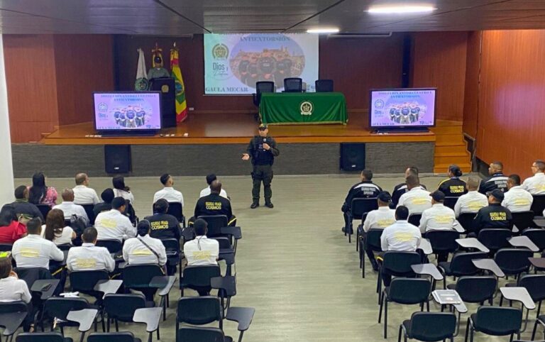 Agentes del GAULA capacitan a vigilantes de Cosmo Seguridad en prevención de extorsión en Cartagena.