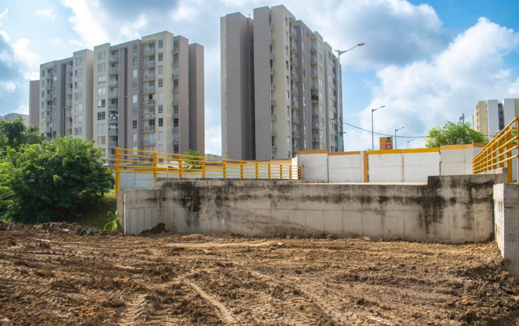 Área de conexión entre el puente de Parque Heredia y los edificios residenciales de La Carolina, en proceso de adecuación vial.