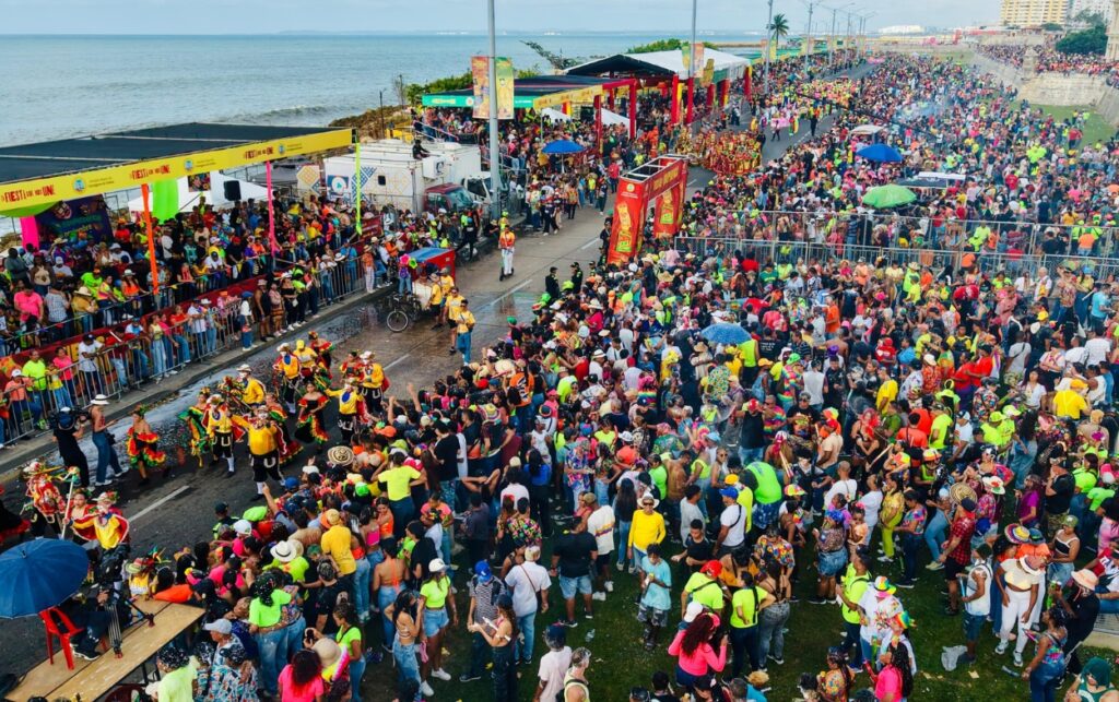 Asistentes del Bando de la Independencia disfrutaron el desfile del Bando de la Independencia con orden, civismo.
