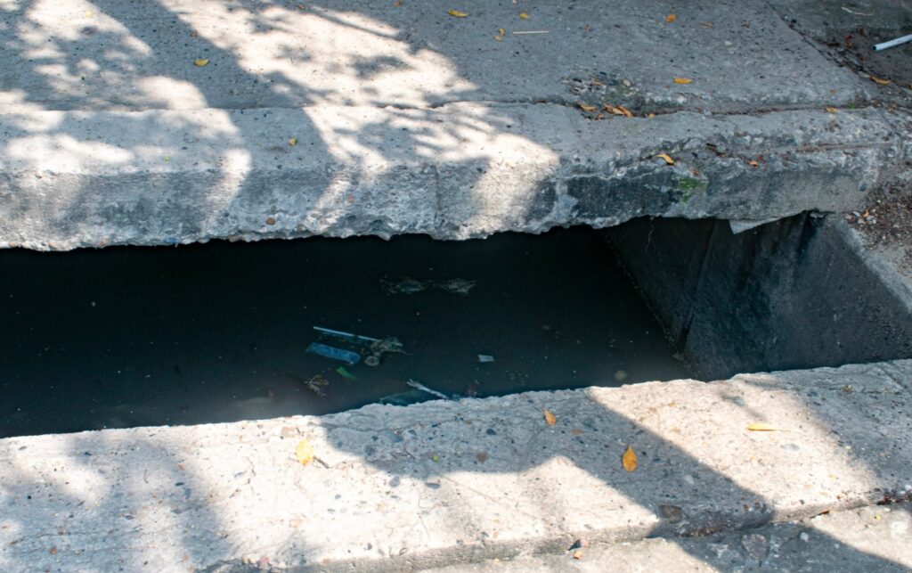 Canal abierto con aguas residuales en El Líbano, parte del sistema deteriorado conocido por vecinos como Canales de la muerte.