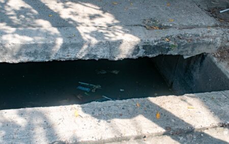 Canal abierto con aguas residuales en El Líbano, parte del sistema deteriorado conocido por vecinos como Canales de la muerte.