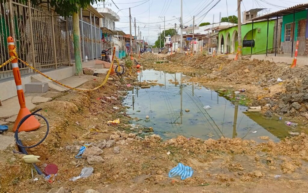 Comunidad denuncia acumulación de aguas estancadas y residuos en la obra detenida de la calle 34 del Líbano, con viviendas cercanas afectadas.