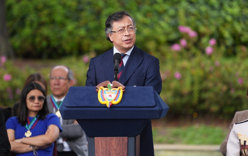 94 años de la Casa Militar el Presidente Gustavo Petro interviene en una ceremonia al aire libre desde un podio azul con el escudo de Colombia, mientras asistentes escuchan detrás de él..