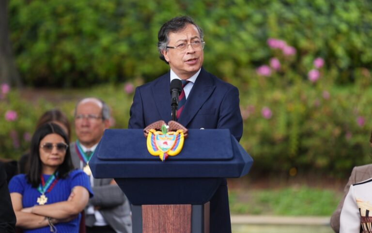 94 años de la Casa Militar: Petro habla de memoria y familia 94 años de la Casa Militar el Presidente Gustavo Petro interviene en una ceremonia al aire libre desde un podio azul con el escudo de Colombia, mientras asistentes escuchan detrás de él..