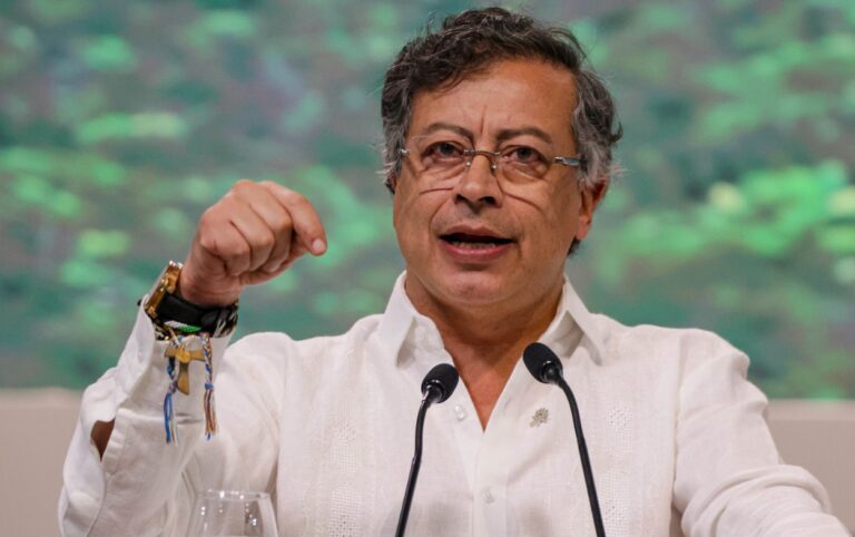 El presidente Gustavo Petro gesticula durante su intervención, enfatizando su llamado a sancionar a congresistas que habrían conspirado contra el Gobierno.