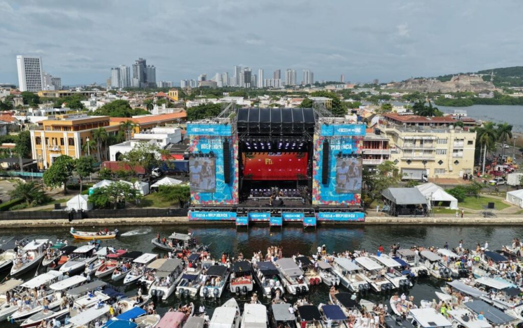 Embarcaciones reunidas en la bahía de Cartagena durante el Festival Náutico, uno de los eventos que aportó al impacto de 328 mil millones de pesos en las Fiestas 2025.