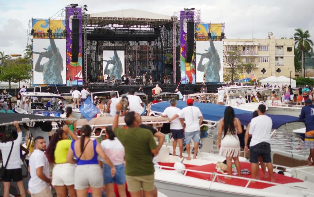 Escenario principal del Festival Náutico Cartagena 2025 durante los conciertos en la bahía.