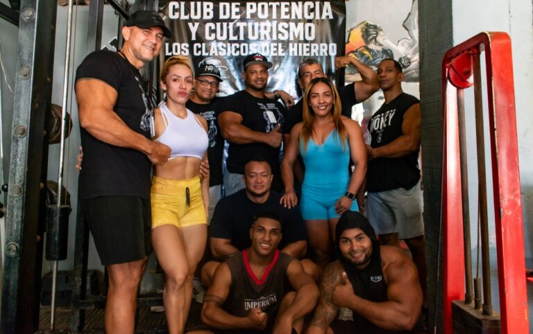Fisicoculturismo: integrantes del Club Los Clásicos del Hierro posando en la zona de pesas del gimnasio..